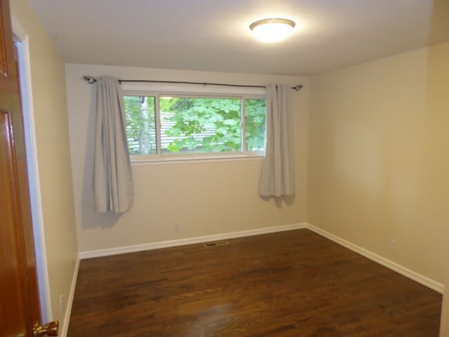 Building Photo - Charming 4 Bed 2.5 Bath + Den Rambler in S...