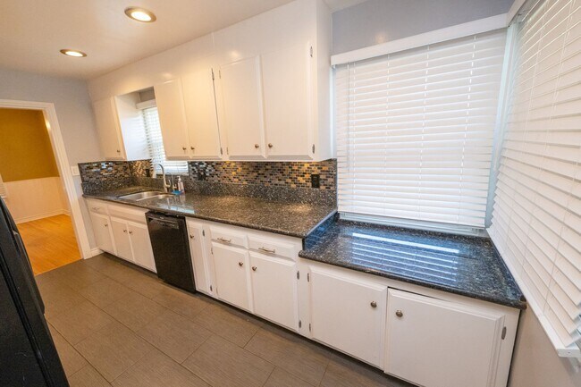Building Photo - 3BR/2BA home with bonus room & additional ...