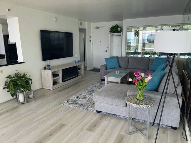 Building Photo - 1710 Avenida Del Mundo