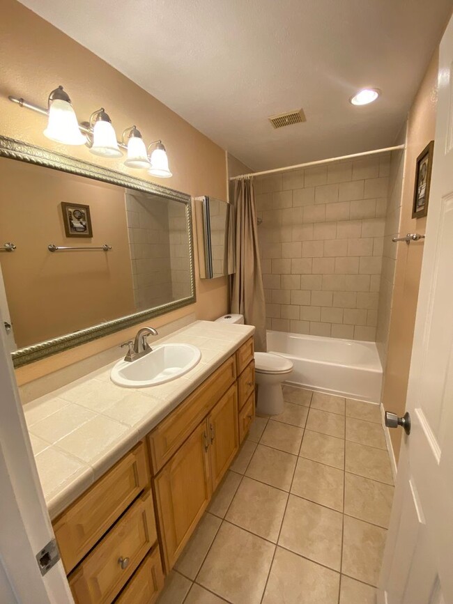 Building Photo - Two Bedroom Huntington Beach Townhouse w/ ...