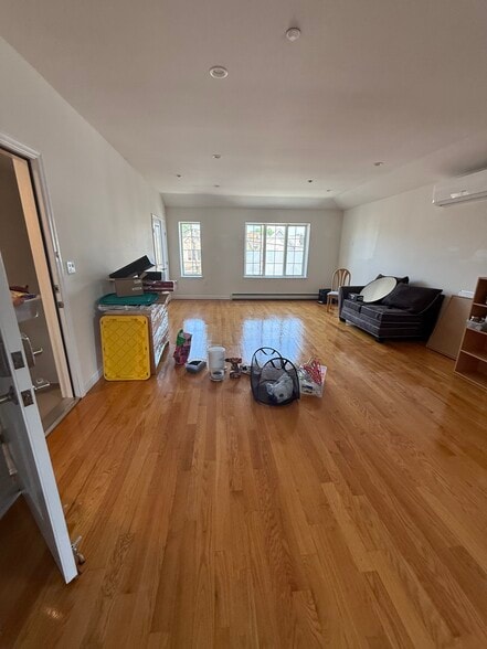 Living Room - 226 Bay 13th St