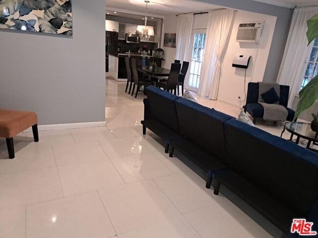 Building Photo - 137 Rexford Dr