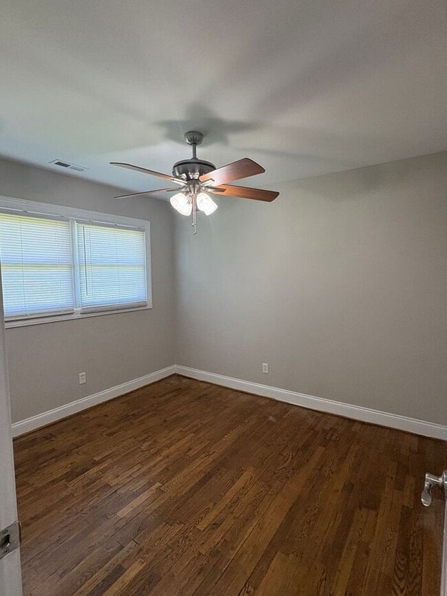 Building Photo - Spacious 2 Bedroom Townhome
