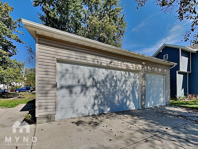 Building Photo - 96 N Center St