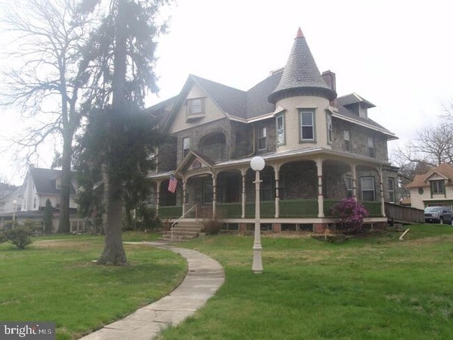 Building Photo - 192 N Lansdowne Ave