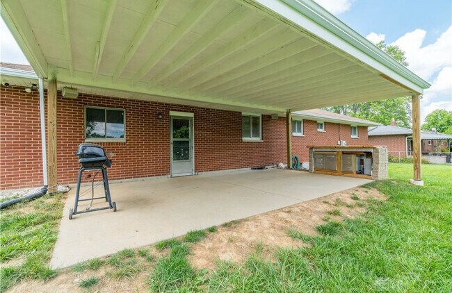 Building Photo - 692 Sueden Dr