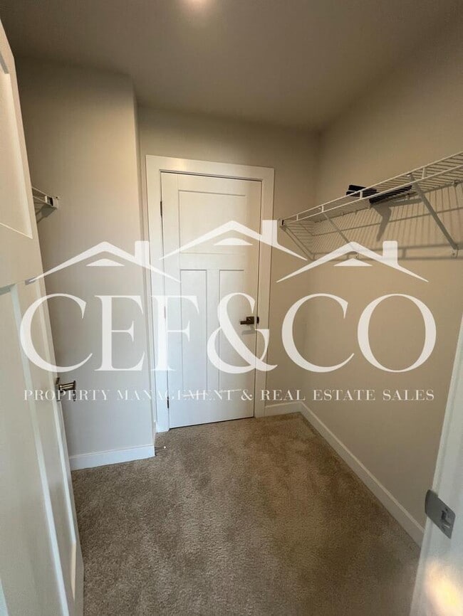 Building Photo - Spacious Townhome available in Spartanburg's East Side