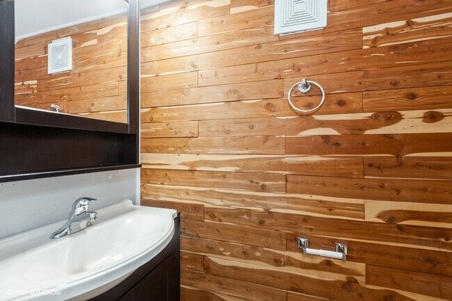 Building Photo - 2242 Country Club Dr