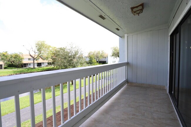 Building Photo - 1715 Woodbridge Lakes Cir