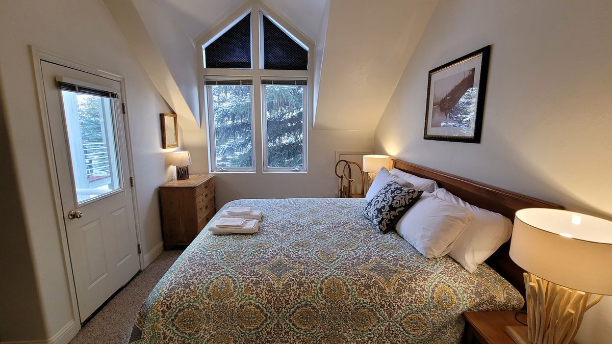 Building Photo - 910 Powder Valley Rd