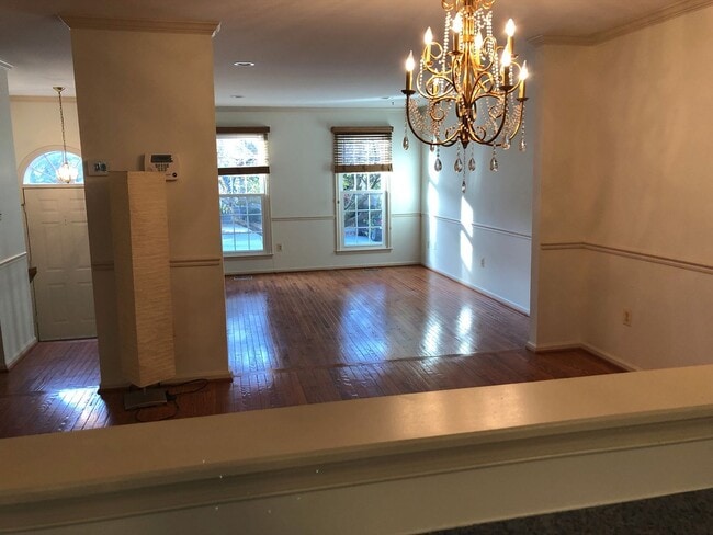 Building Photo - Spacious Townhome, Great Location!