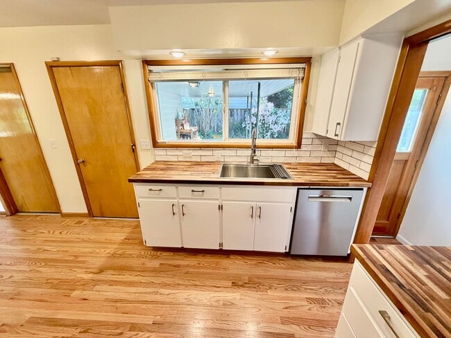 Building Photo - Spacious, Remodeled 5bd/3bath Cherry Park Home with Large Fenced Garden and Finished Basement