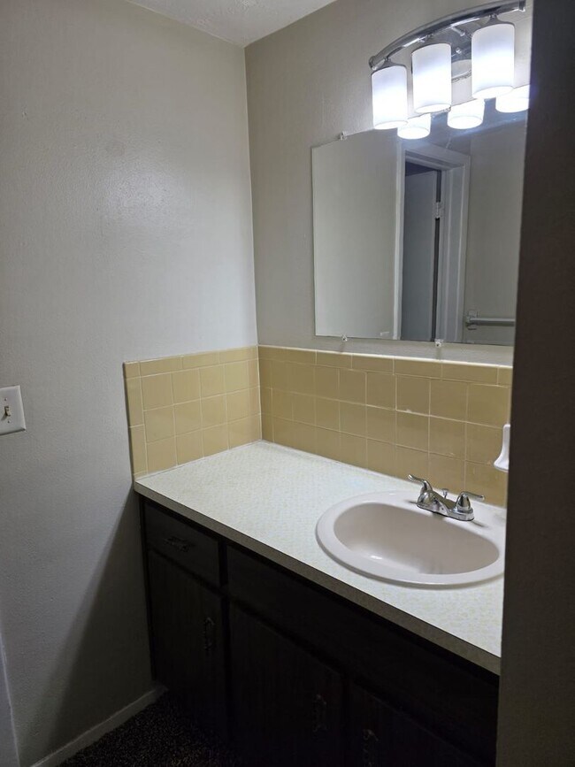 Building Photo - Move-In Ready 2BR/2BA Home