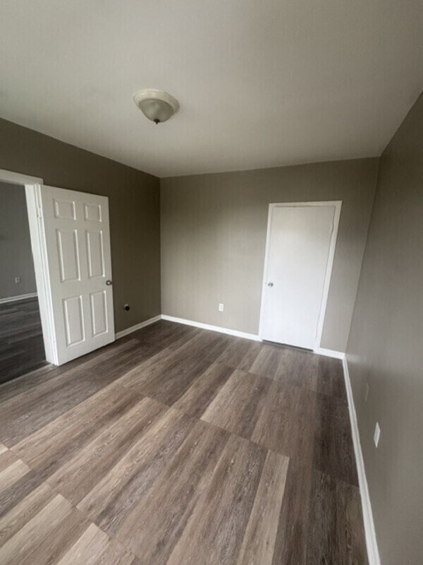 Building Photo - 2917 Poplar Terrace