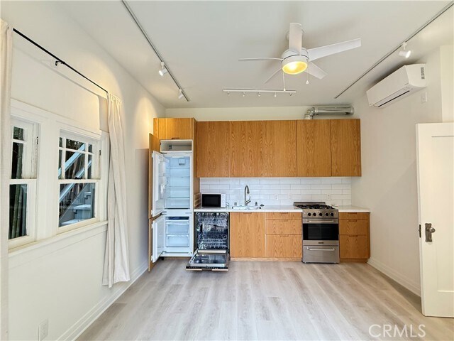 Building Photo - 706 6th Ave