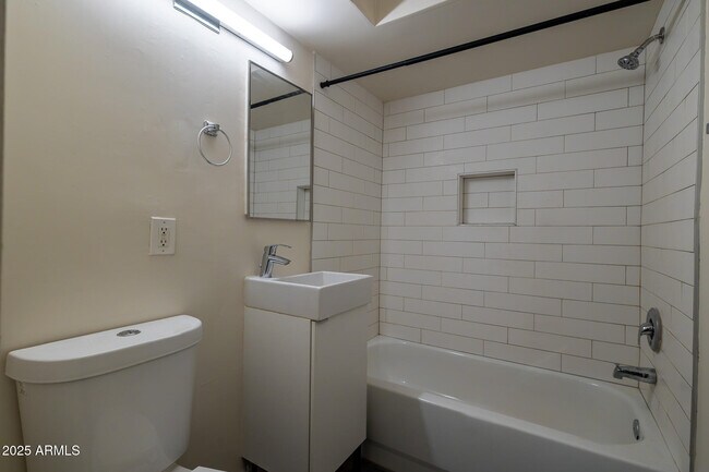 Building Photo - 601 N 6th Ave