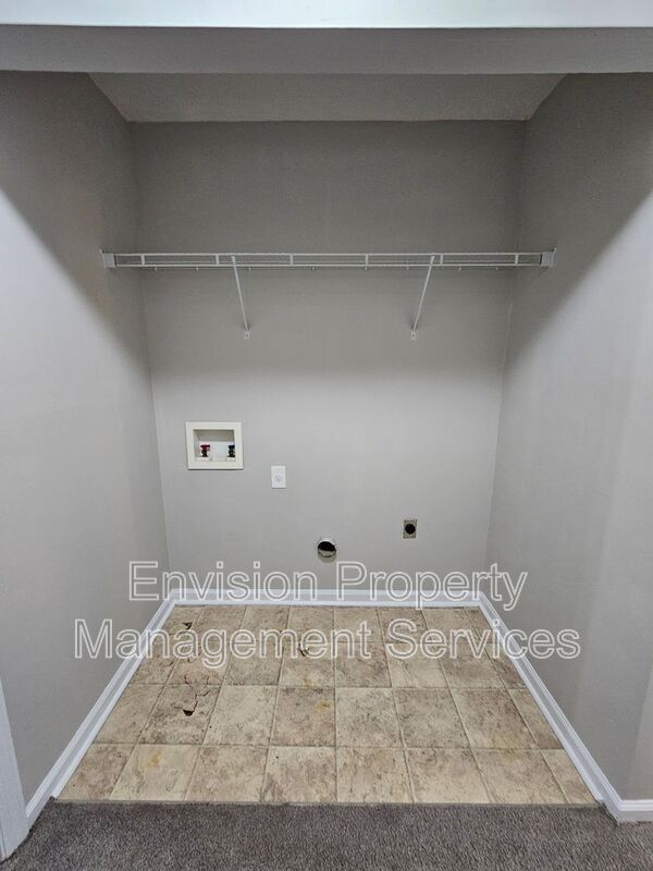 Building Photo - 8577 Pineview Ln