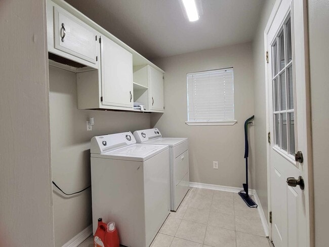 Building Photo - 2589 Santa Rosa Cove