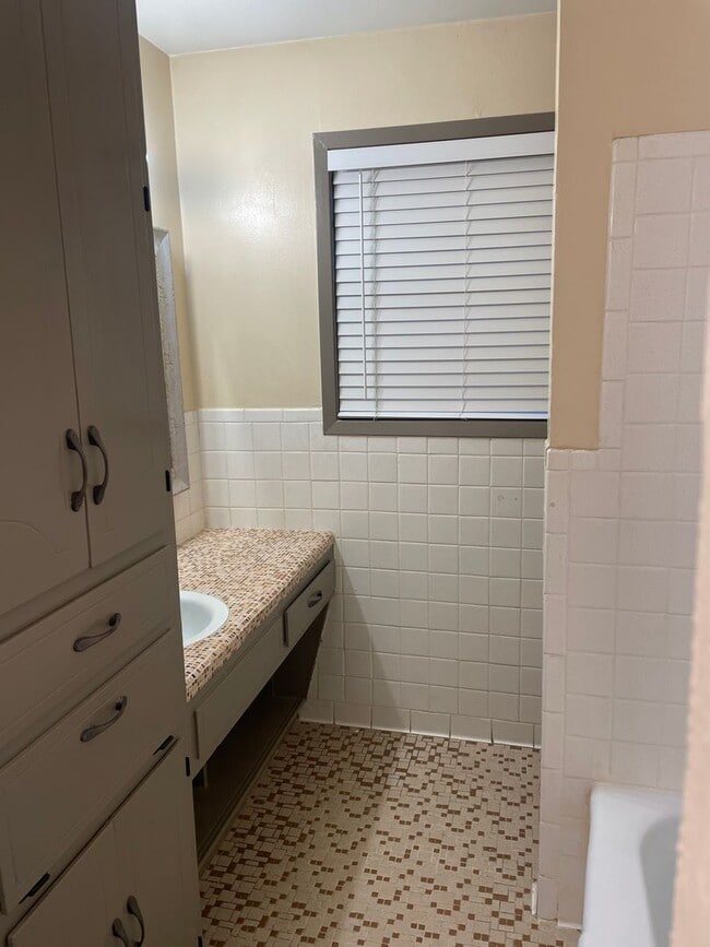 Building Photo - 3 BEDROOM NEAR BONHAM MIDDLE SCHOOL, EASY COMMUTE