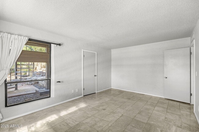Building Photo - 6900 N Highlands Dr