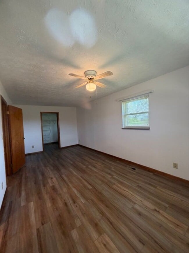Building Photo - Maryville 37801 - Newly Remodeled 2 bedroom 2 full bath rancher with carport - Contact Debra John...