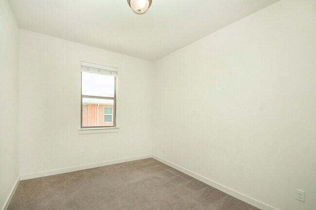 Building Photo - 432 Texas Dr