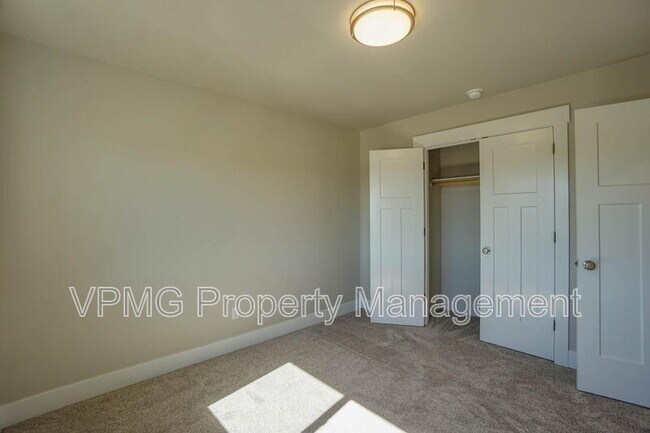 Building Photo - 2331 E Otter Lp