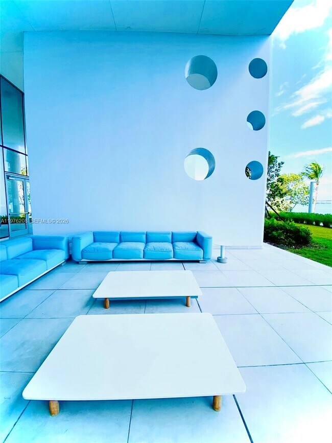 Building Photo - 700 NE 26th Terrace