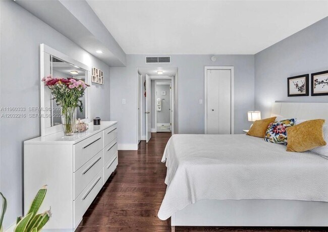 Building Photo - 6423 Collins Ave