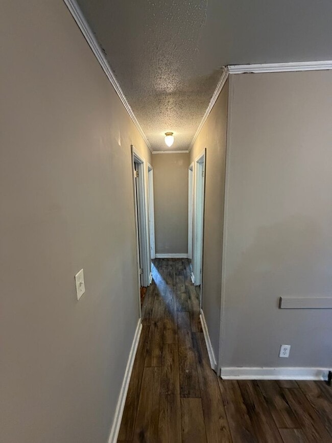 Building Photo - 4 bed 1 bath home