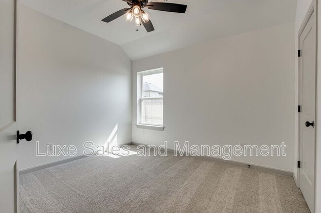 Building Photo - 6133 Frankie Lynn Ln