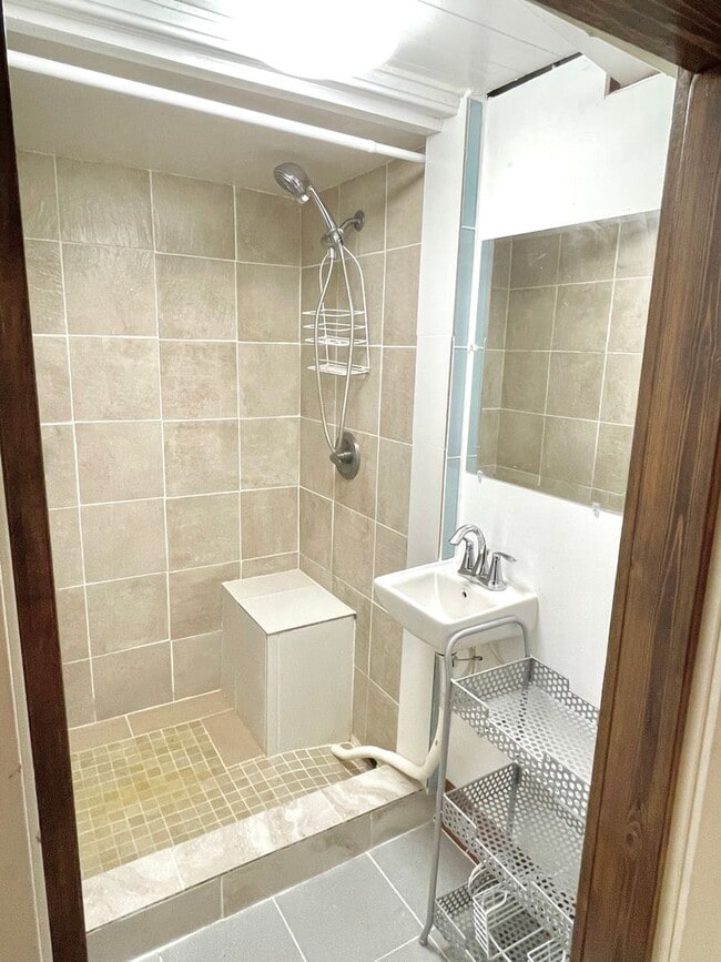 Building Photo - Rose City Park 2 bed, 2 bath with classic ...