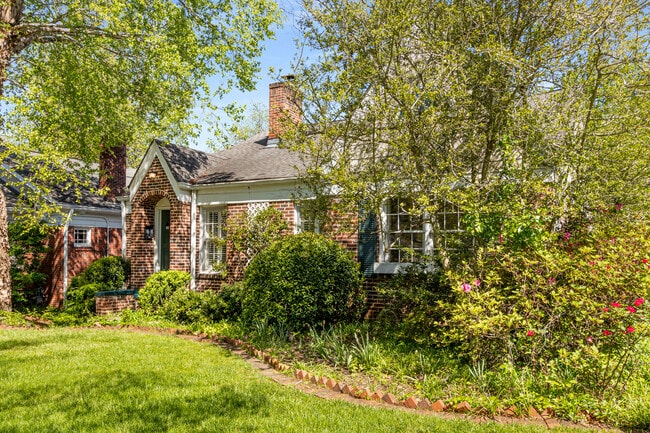 Building Photo - 666 Yorkshire Rd NE