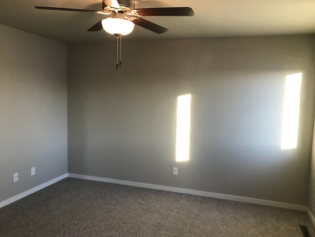 Building Photo - 4 Bed 2 Bath Single Family Home