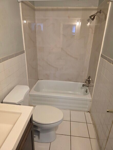 Building Photo - 404 N Daggett St