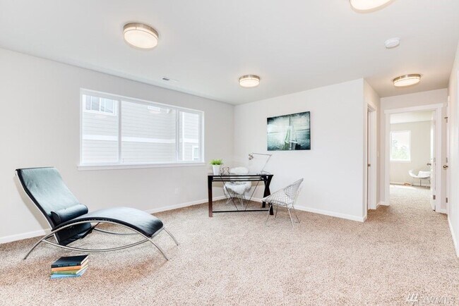 Building Photo - Newer 4 Bed 2.5 Bath with Bonus Room!!