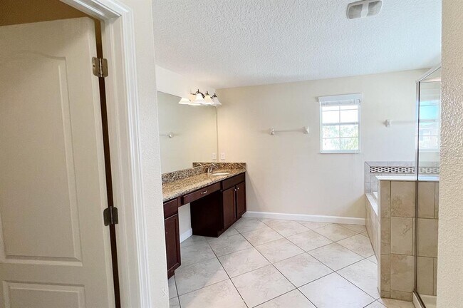 Building Photo - 1604 Thetford Cir