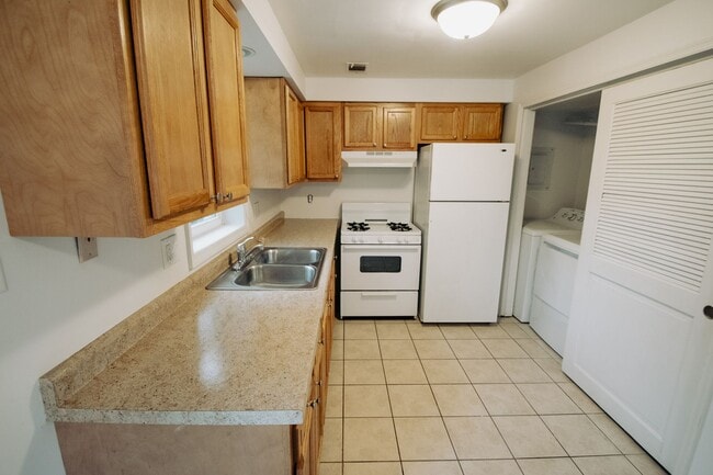 Building Photo - 2 Bedroom / 1 Bathroom Duplex for Rent in ...