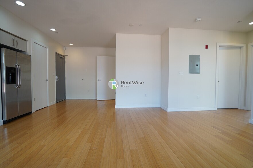 Building Photo - 601 Albany St