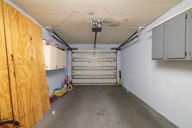 Building Photo - 10600 La Placida Dr
