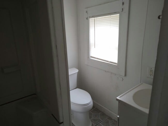 Building Photo - 1618 W Kettelle St