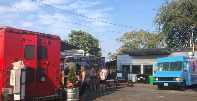 Building Photo - 3832 NE Roselawn St