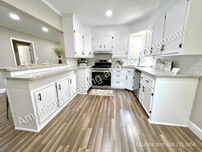 Building Photo - Adorable 2 Bedroom Home in Groves!