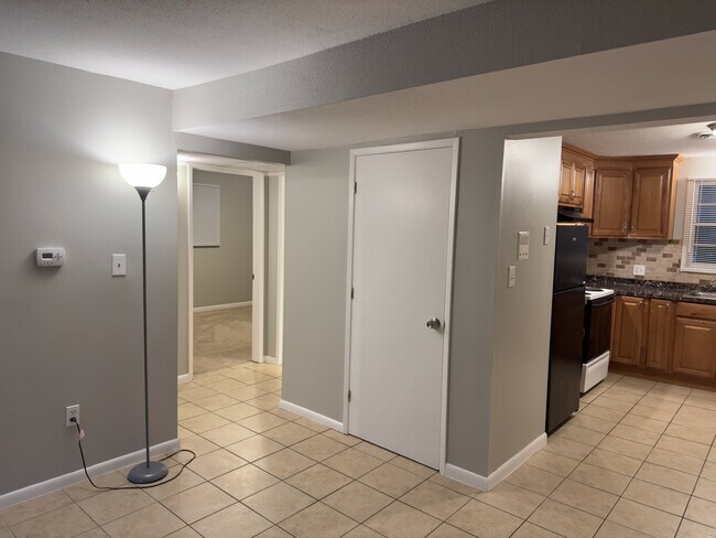 Building Photo - 104 Ford St