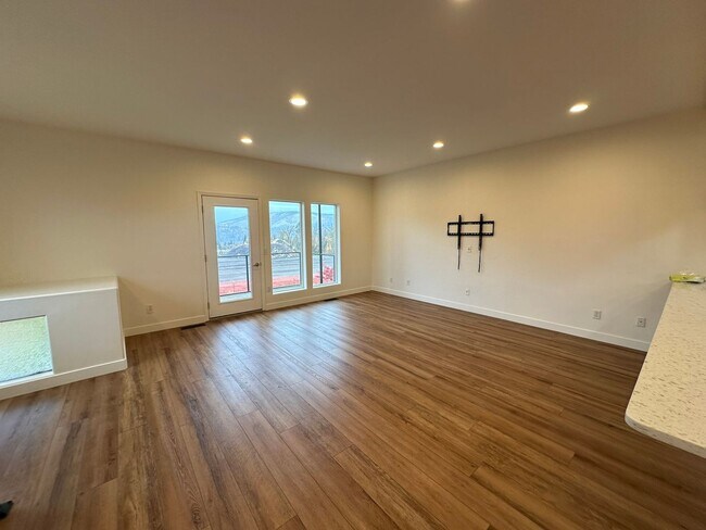 Building Photo - Application Pending - 3 Bedroom Townhouse For Rent In Hood River