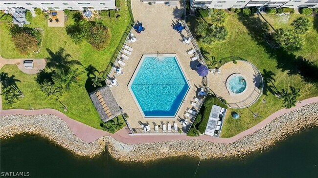 Building Photo - 1010 Manatee Rd