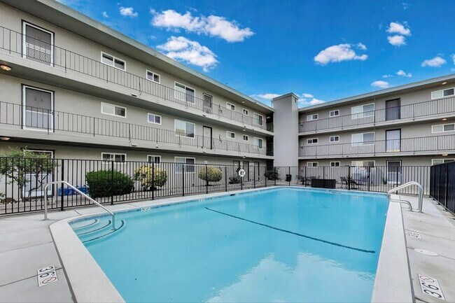 Building Photo - 1707 Shore Line Dr