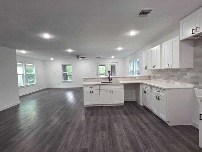 Building Photo - Stunning Duplex with Garage & Modern Finishes