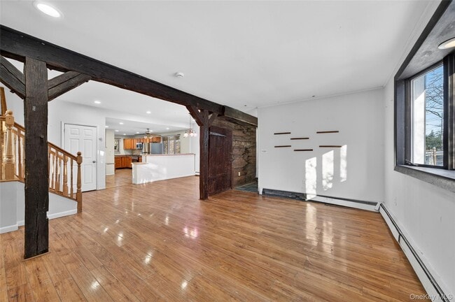 Building Photo - 32 Quaker Hill Rd