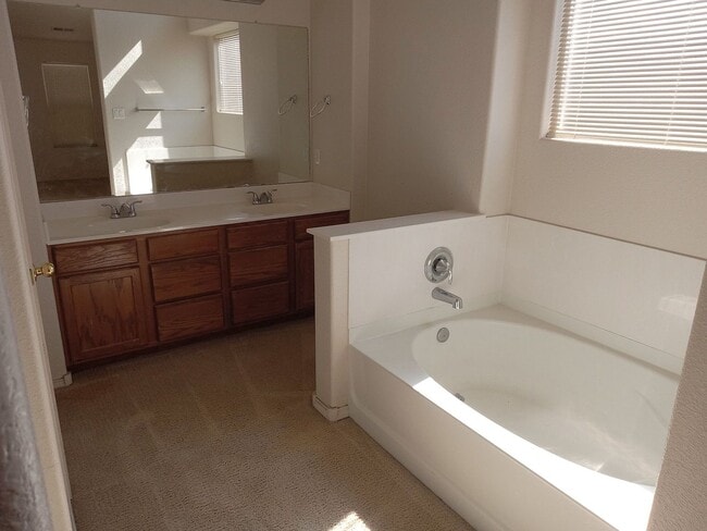 Building Photo - 3 Bedroom 2 Bath Home Located in Rio Ranch...